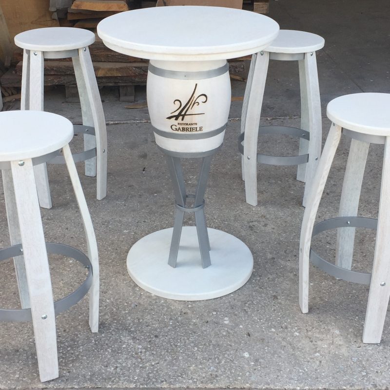 Table Guéridon avec logo entreprise Table blanche guéridon avec logo gravé sur le coté et 4 tabourets