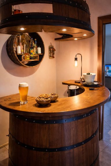 Comptoir d'angle avec porte verre suspendu